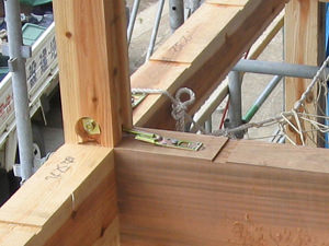 柱と梁・柱と筋交いなどに使用する金具
